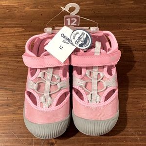 NWT - Girls closed toe sandals - sz 12